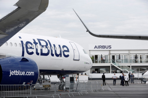 2025-05-01T204110Z_3_LYNXMPEL401Y3_RTROPTP_4_JETBLUE-AIRWAYS-PARTNERSHIP-PILOTS-1