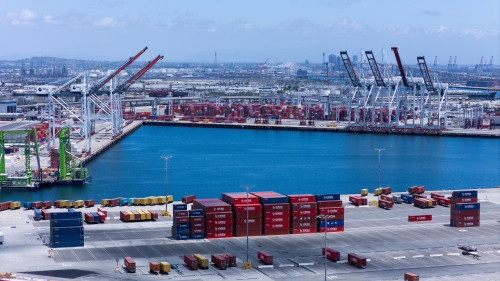 2025-05-19T203014Z_1_LYNXMPEL4I10U_RTROPTP_4_USA-TRUMP-TARIFFS-IMPORTS
